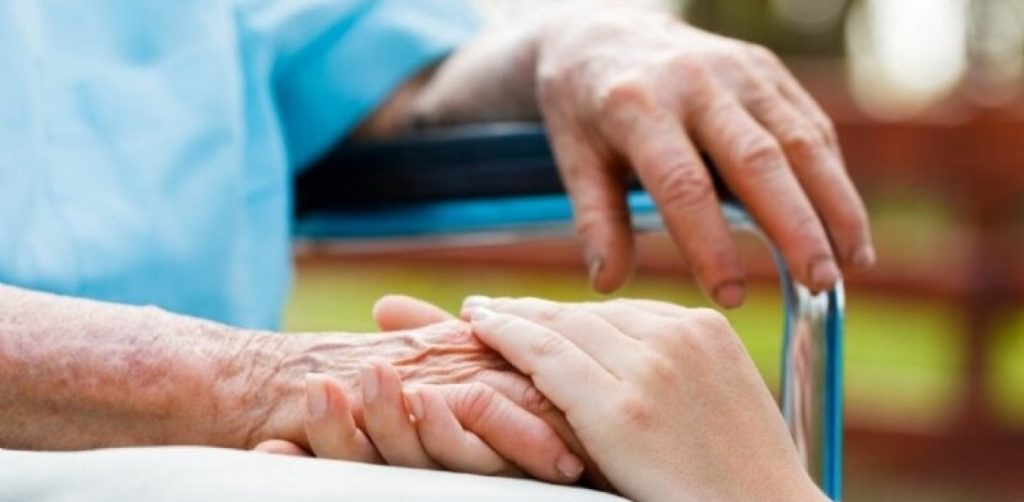 Έpωτας στα χρόνια του κορωνοϊού: 88χρονος χρησιμοποίησε καλάθι για να δει την σύζυγό του σε οίκο ευγηρίας