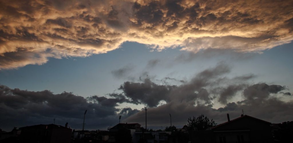 Άστατος με τοπικές βροχές σήμερα ο καιρός – Στους 24 βαθμούς ο υδράργυρος στην Αττική