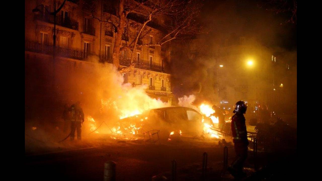 Βίντεο: Ταραχές στο Παρίσι από ομάδες μουσουλμάνων κατά του «lockdown» λίγες μέρες πριν το Ραμαζάνι