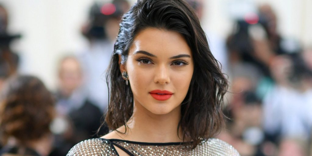 Όταν η Kendall Jenner «ξεχνάει» να βάλει… εσώρουχα και «ανεβάζει» επικίνδυνα τη θερμοκρασία (φώτο)