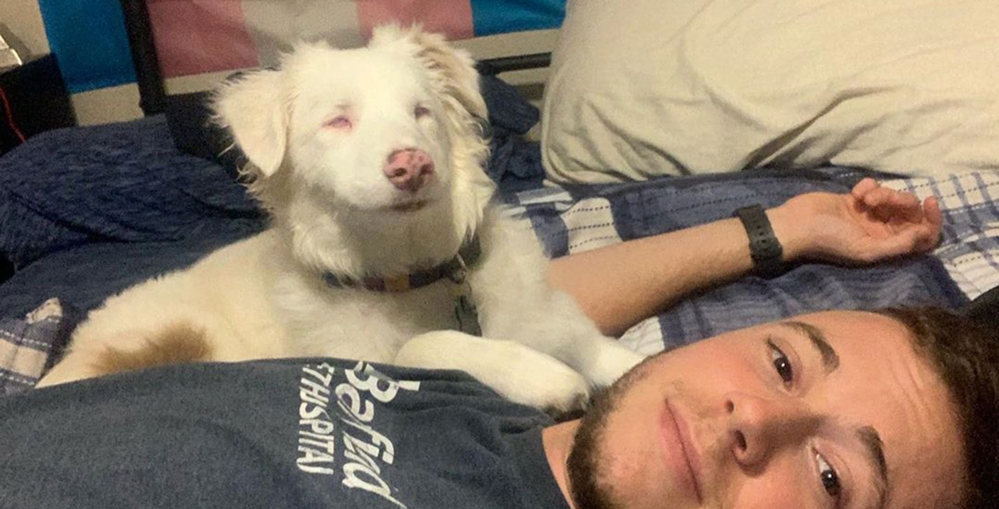 Συγκινητικό: Δείτε πως ξυπνάει την τυφλή και κουφή σκυλίτσα του (βίντεο)