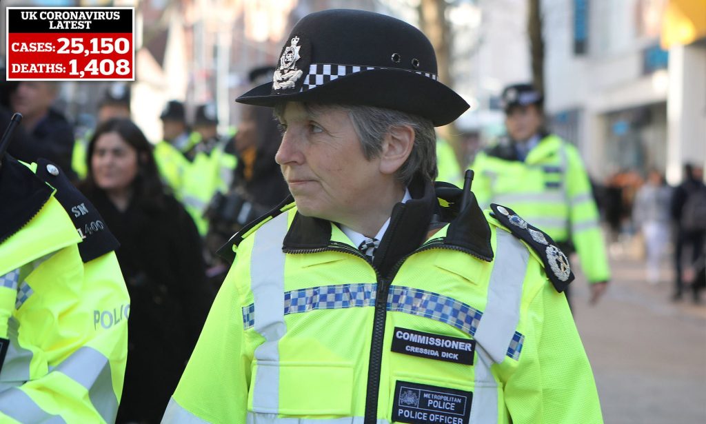 Βρετανία: Αστυνομία έκανε επιδρομή σε διαμέρισμα εν μέσω καραντίνας – Η εξέλιξη δεν ήταν ευχάριστη