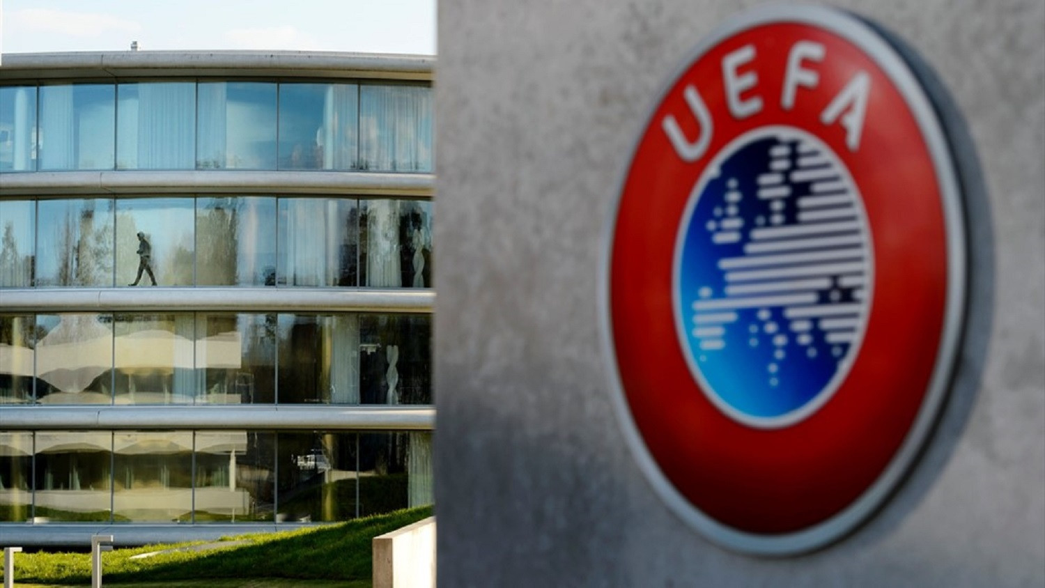 Το ενδεχόμενο να συνεχιστούν χωρίς VAR το Champions League και το Europa League μελετά η UEFA