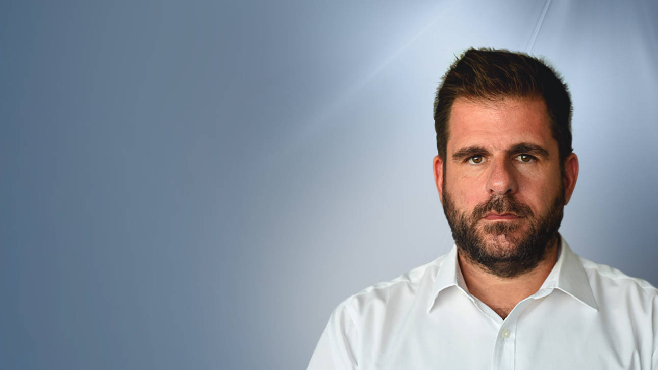 Τον «πλάκωσε» το πάπλωμα: Παρουσιαστής της ΕΡΤ δεν μπορούσε… να κρατήσει τα μάτια του ανοιχτά από την νύστα (βίντεο)