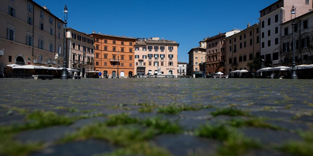 Η χαρά των σκυλιών: Οι πλατείες της Ιταλίας γέμισαν χορτάρι (φώτο)