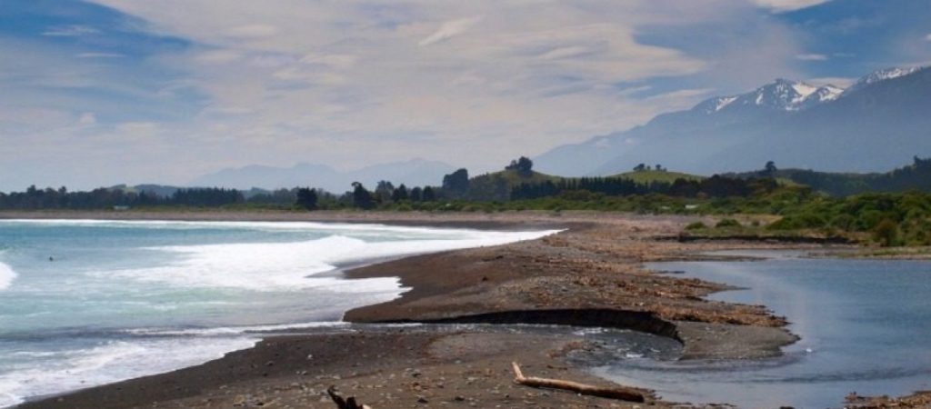 Εντυπωσιακό: Ποταμός ανοίγει δρόμο μέσα από την ξηρά – Το φαινόμενο που έγινε viral (βίντεο)