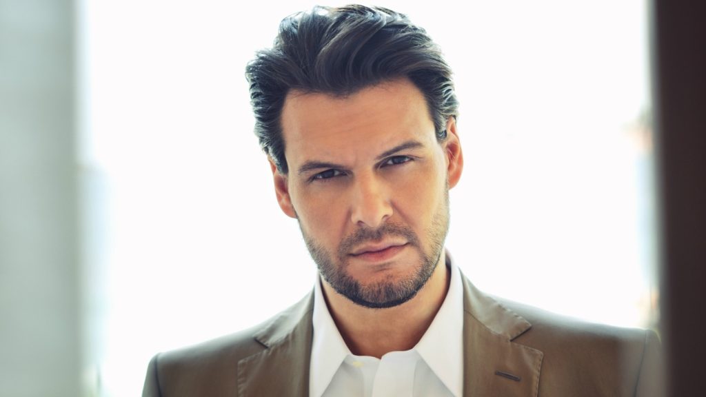 Πάνος Κιάμος: Έκανε τραγούδι τον κορωνοϊό – Όπως λέει… «θα περάσει» (βίντεο)