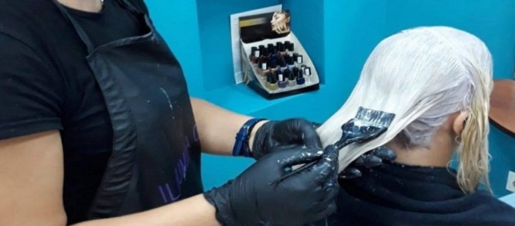 Κορωνοϊός: Με το «ψαλίδι στο χέρι» οι κομμωτές – Τεράστιες οι λίστες αναμονής