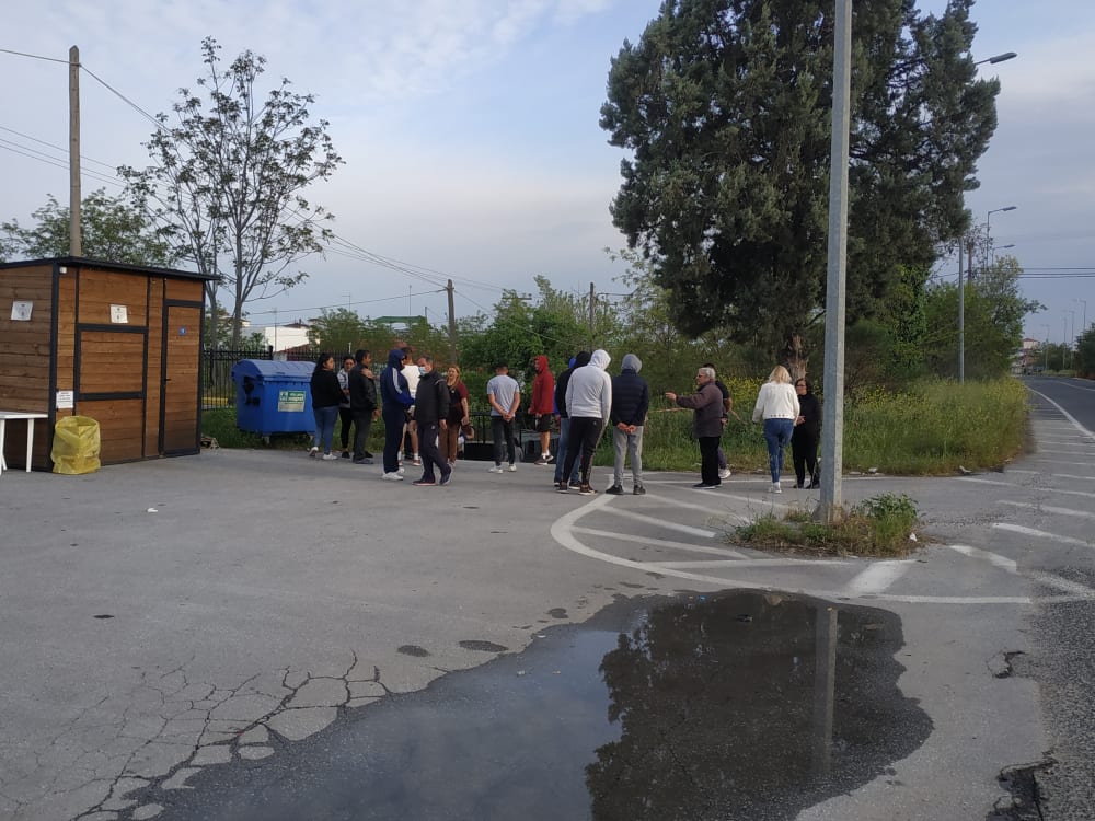 Αντιδρούν οι τσιγγάνοι της Λάρισας: «Γιατί να μείνουμε σε καραντίνα;» (φώτο)