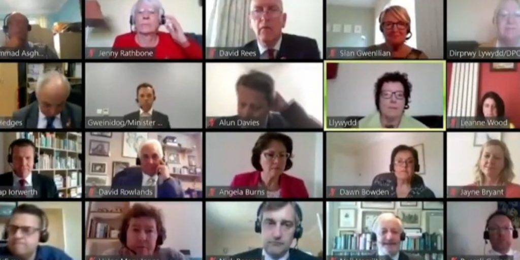 Ουαλία: «Μπινελίκια» από τον υπουργό Υγείας σε τηλεδιάσκεψη – Είχε ξεχάσει το μικρόφωνο ανοιχτό (βίντεο)
