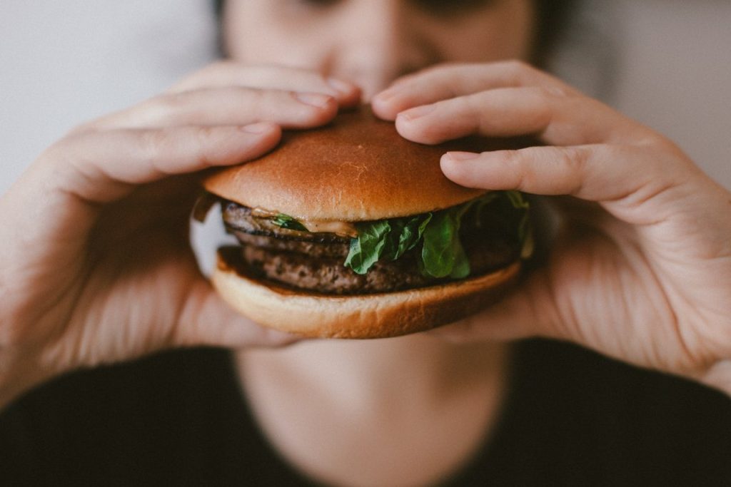 Ποιες τροφές σχετίζονται με τον εθισμό στο φαγητό; – Πως θα καταλάβετε ότι «πάσχετε»