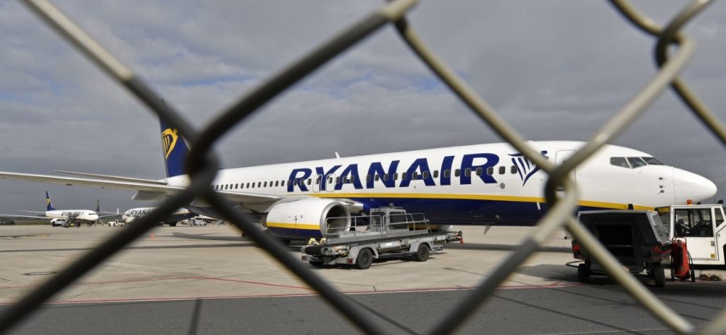 Ιδιοκτήτης Ryanair: «Τα αεροπλάνα μας δεν θα πετάξουν με τα ”ηλίθια” μέτρα απόστασης μεταξύ επιβατών»