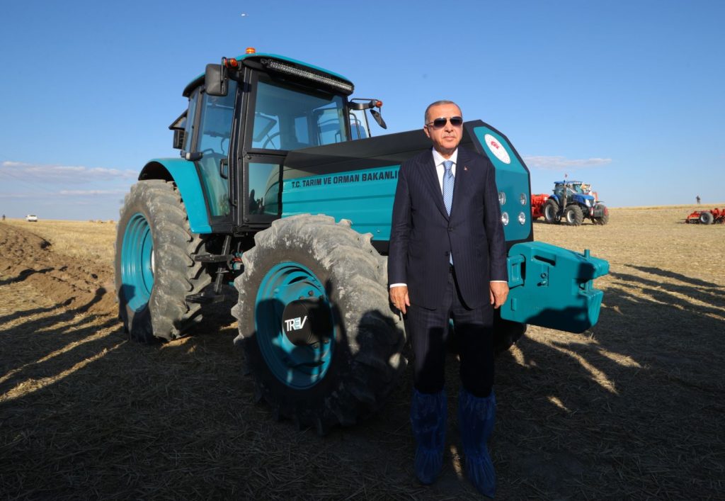 Ο Ρ.Τ.Ερντογάν κάνει τον… αγρότη: Οδήγησε τρακτέρ και αλωνιστική μηχανή (βίντεο)