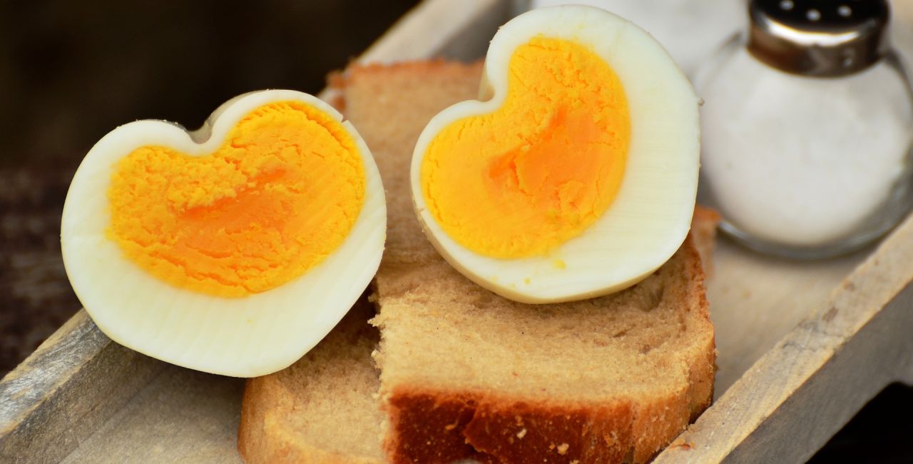 Σας περίσσεψαν βαμμένα κόκκινα αυγά; – Δείτε εύκολους τρόπους για να τα αξιοποιήσετε