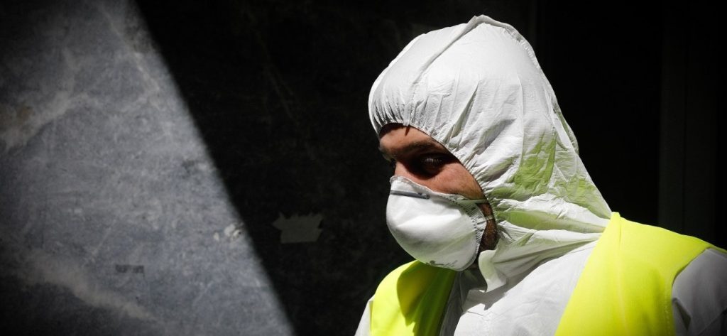 Ούτε μπουνιές, ούτε κλοτσιές: Τσακώθηκε με κάποιον και αποφάσισε να τον… φτύσει – Συνελήφθη από την αστυνομία (βίντεο)