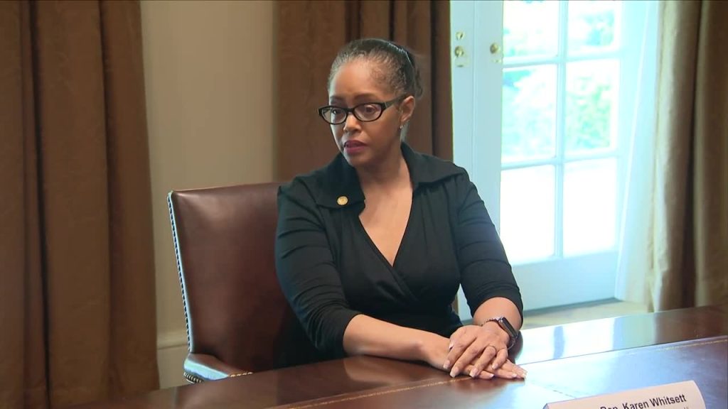 Οι «Δημοκρατικοί» διαγράφουν  μέλος  που λίγο έλειψε να πεθάνει από κορωνοϊό επειδή εκφράστηκε θετικά για τον Τραμπ!