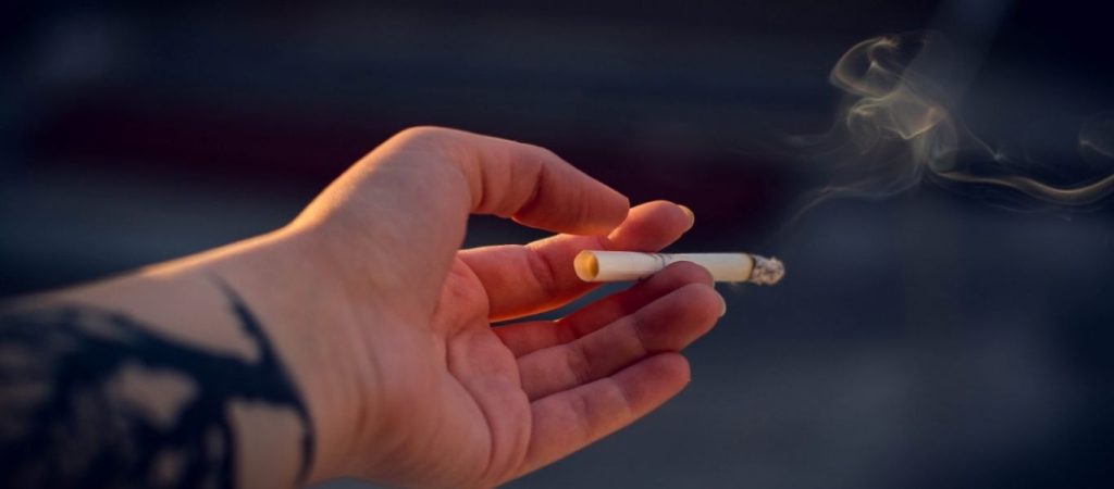 Έρευνα για κορωνοϊό και κάπνισμα: Η Γαλλία θέτει περιορισμούς στην πώληση νικοτίνης για την αποφυγή ελλείψεων