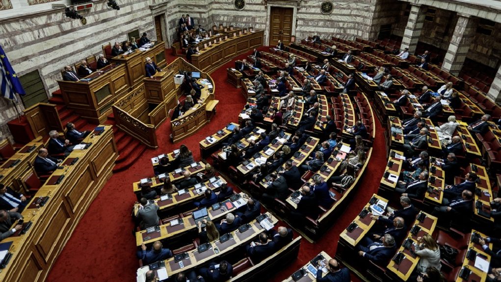 Συζήτηση για τα voucher στη Βουλή: Ανεβαίνουν οι τόνοι μεταξύ κυβέρνησης & αντιπολίτευσης
