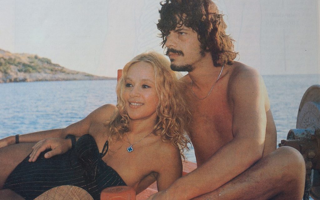 Σπάνιο υλικό: Η Α.Βουγιουκλάκη και ο Β.Μπονάτσος με μαγιό στον Θεολόγο (φώτο)