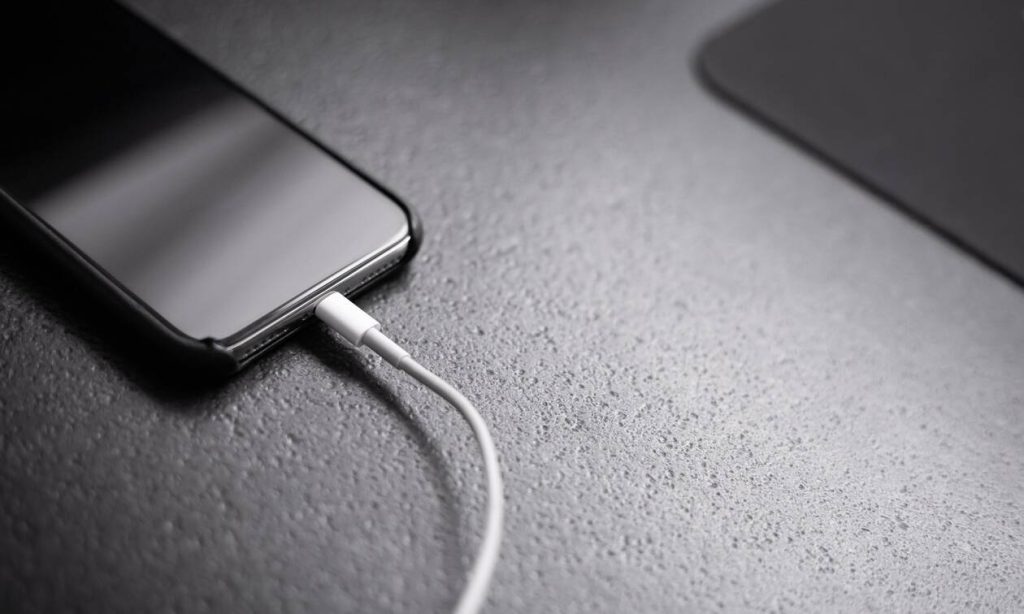 Γιατί δε βρίσκουμε ποτέ την πρίζα στο σκοτάδι; (βίντεο)