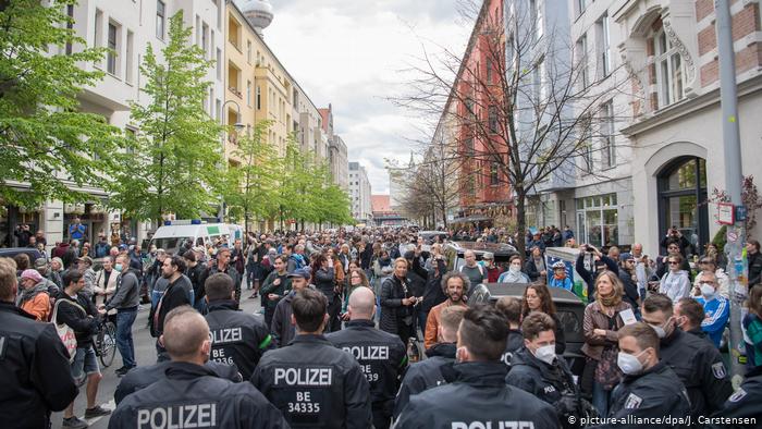 Νέες συγκρούσεις αστυνομίας-πολιτών στη Γερμανία με διαδηλώσεις κατά του lockdown και σύνθημα «θέλω πίσω την ζωή μου»