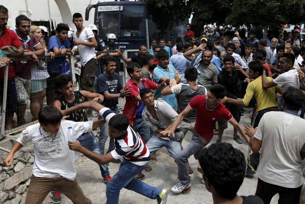 Χίος: Παράνομοι μετανάστες προκάλεσαν σε Έλληνες ζημιές 422.000€ – Με αυτούς θα ασχοληθεί ο εισαγγελέας;