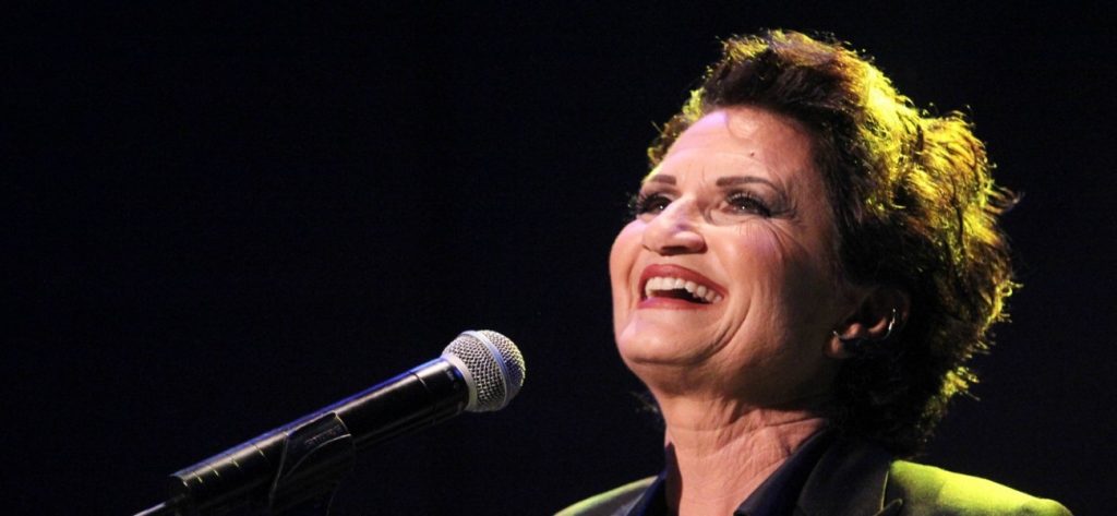 Άλκηστις Πρωτοψάλτη: Συναυλία εν κινήσει πάνω σε… καρότσα (βίντεο)