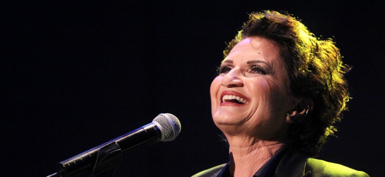 Άλκηστις Πρωτοψάλτη: Συναυλία εν κινήσει πάνω σε… καρότσα (βίντεο)