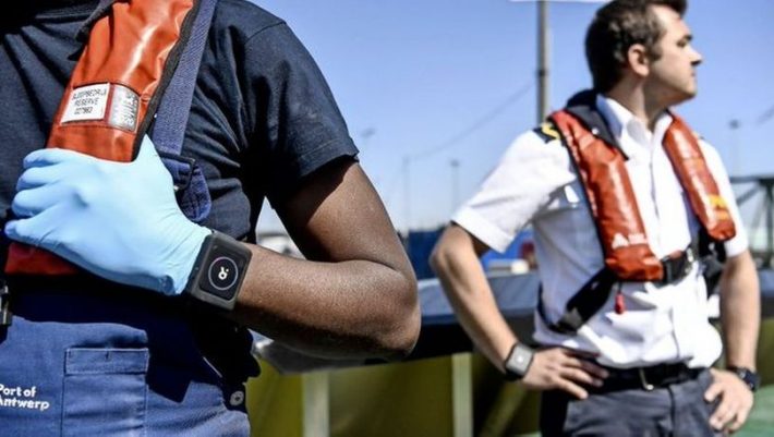 Μια καινοτόμα ιδέα: Πώς λειτουργούν τα βραχιολάκια χειρός που κρατούν μακριά τον Covid-19