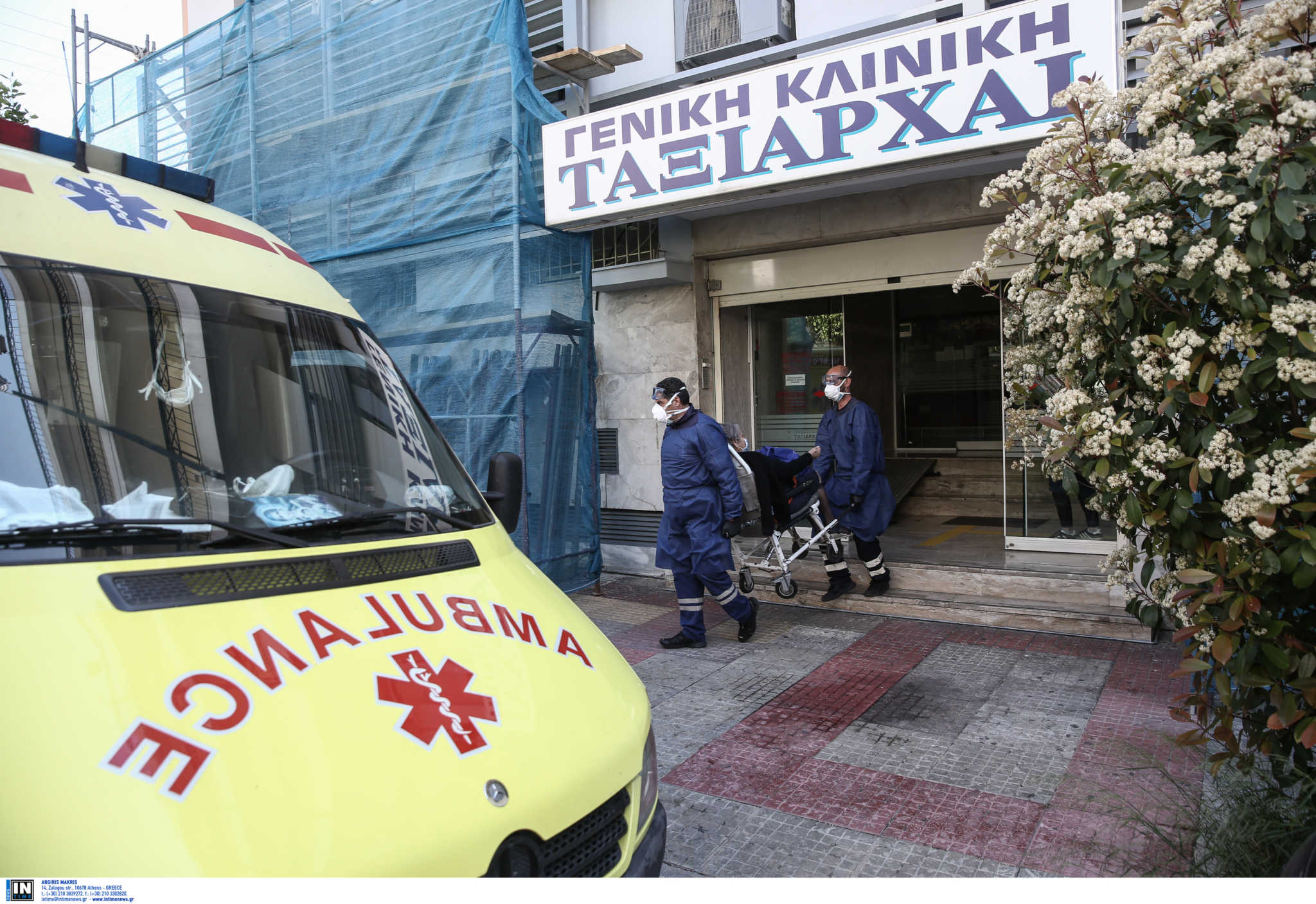 Η κόρη του «ασθενή μηδέν» στην κλινική Ταξιάρχαι: «Συνόδευσα τον πατέρα μου μέσα στο ασθενοφόρο»