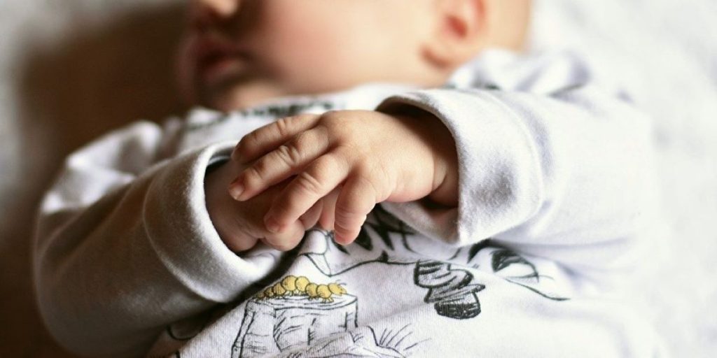 «Αγώνας δρόμου» για να σωθεί ο 10 μηνών Ηλίας-Στυλιανός – Οι γονείς του ζητούν την έκτακτη εισαγωγή φαρμάκου (βίντεο)