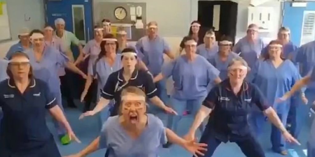 Βρετανία: Αντιδράσεις από συγγενείς των ασθενών για τις «χορογραφίες» των γιατρών