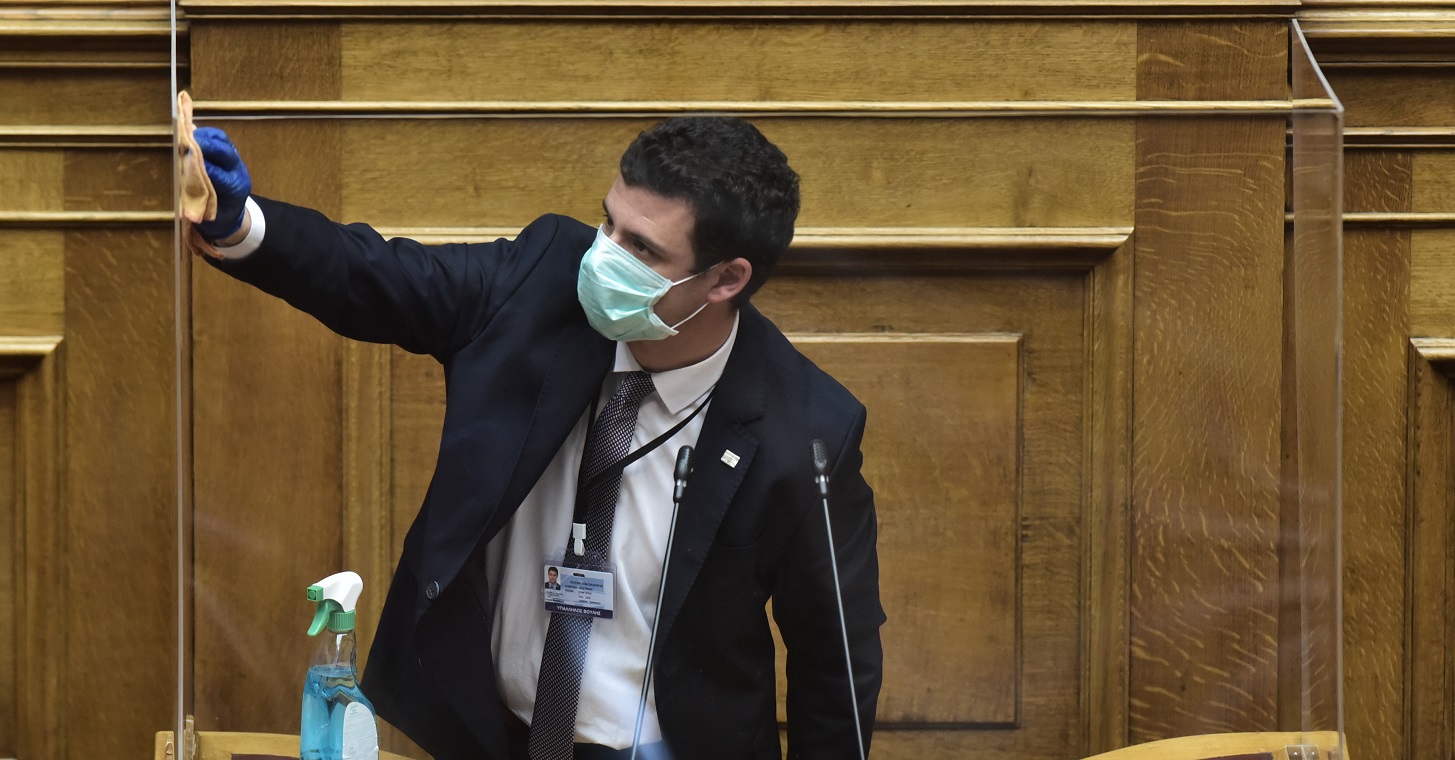 Ο κορωνοϊός άλλαξε τη Βουλή: Πλέξι γκλας, μάσκες και αντισηπτικά έχουν γεμίσει τα άδεια έδρανα (φώτο)
