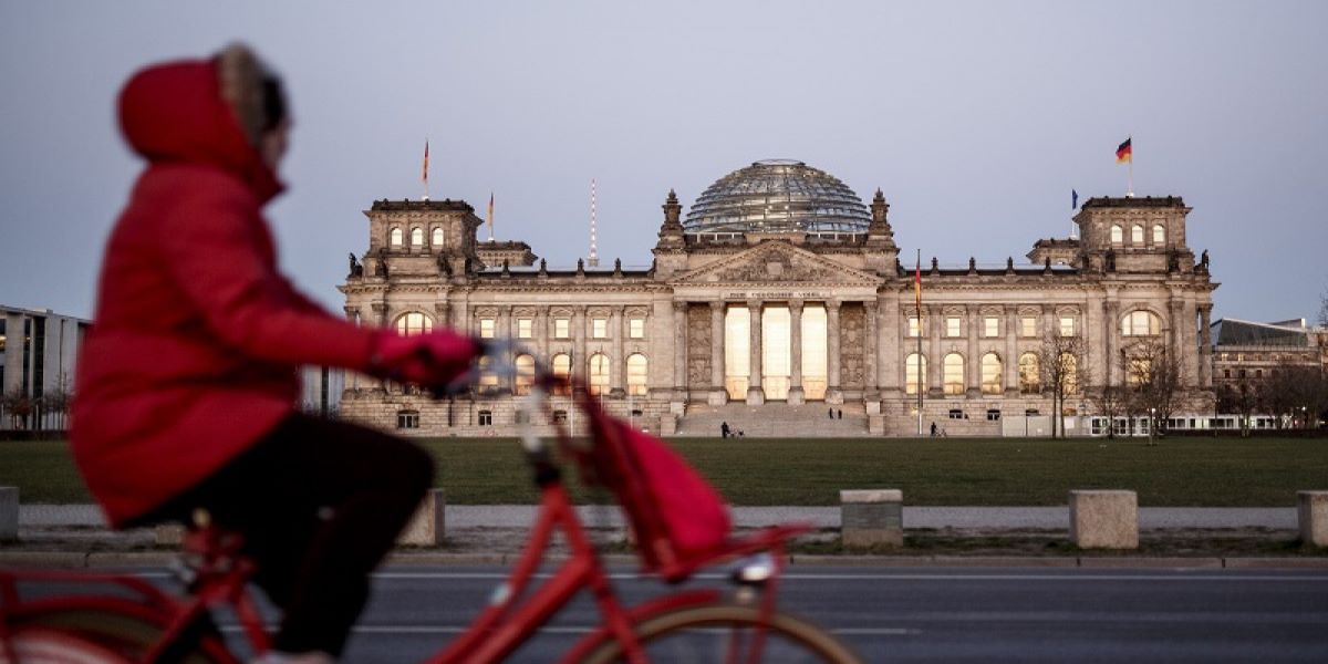 Γερμανικά ΜΜΕ: Αγωνία και ανησυχία για την επόμενη μέρα της οικονομίας