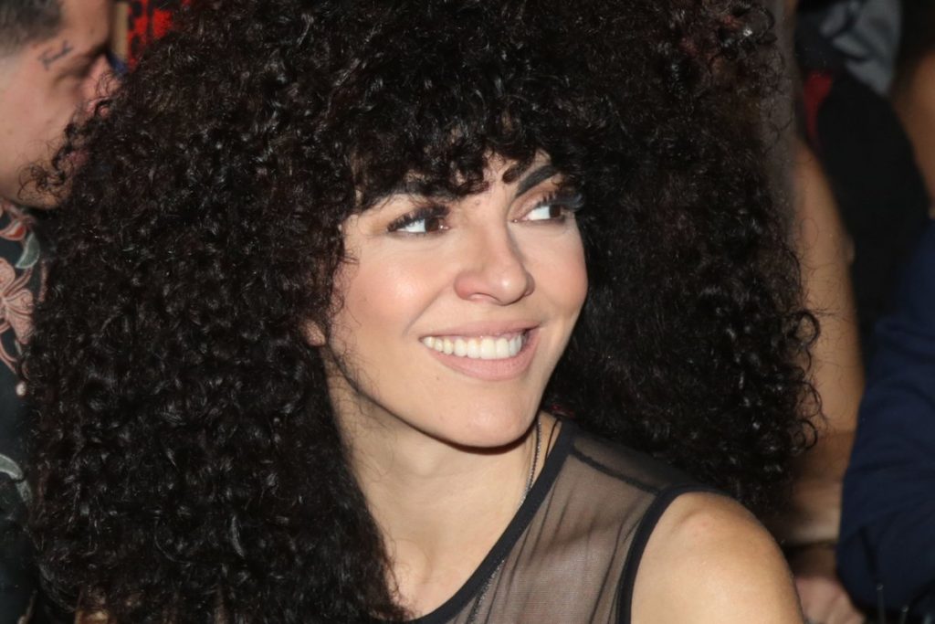 «Τρολάρουν» την Μ. Σολωμού: «Αστυνομικοί με σταματάνε και μου λένε “να σας πάμε σπίτι κυρία μου;”» (βίντεο)