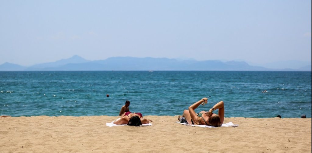 Καιρός για… θάλασσα – Δείτε πότε θα «χτυπήσουν» τα πρώτα 30άρια (φώτο)