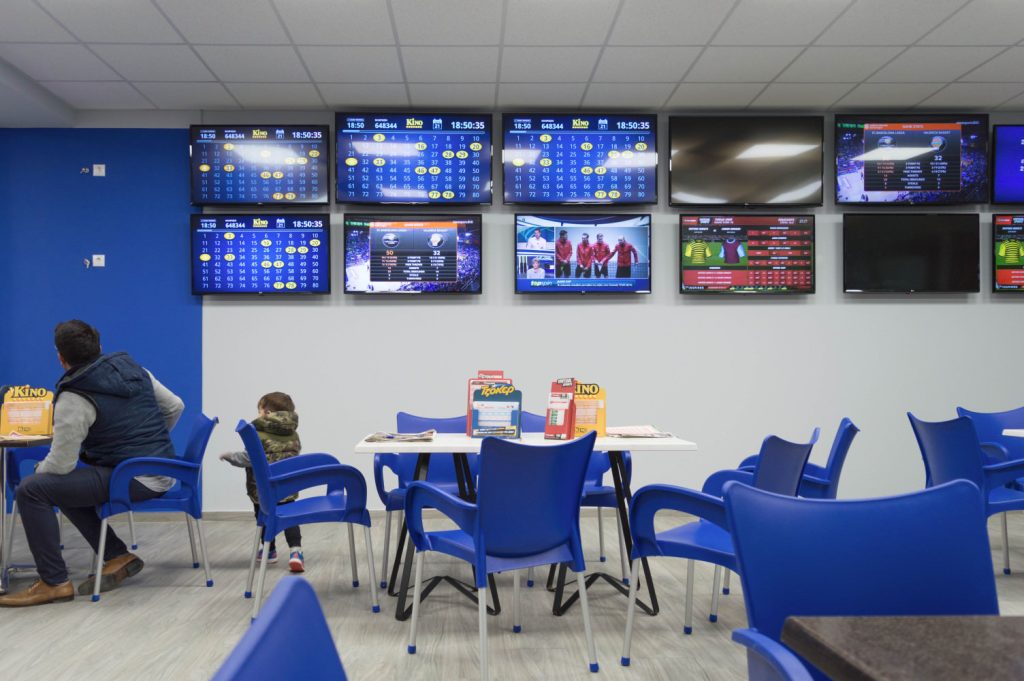 «Μας δουλεύουν» κανονικά: Ποια αιτία επικαλούνται για να ανοίξουν τα πρακτορεία ΟΠΑΠ όπου «ο ένας είναι πάνω στον άλλο»