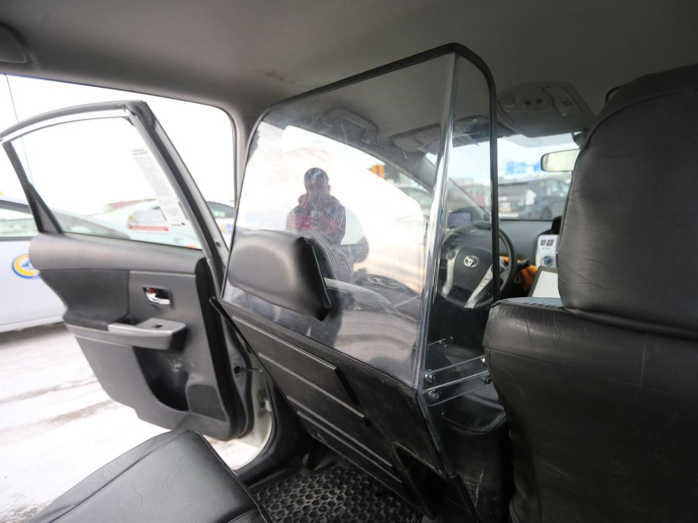 Θεσ/νικη: Ταξί βάζουν πλεξιγκλάς για προστασία από τον κορωνοϊό (φώτο)