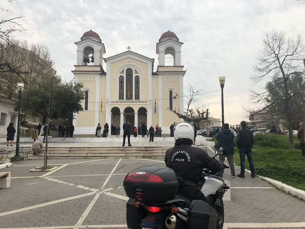 Βόλος: Αστυνομικοί εισέβαλαν σε εκκλησία την ώρα που ζευγάρι έβγαζε άδεια γάμου – Της έβαλαν «λουκέτο»