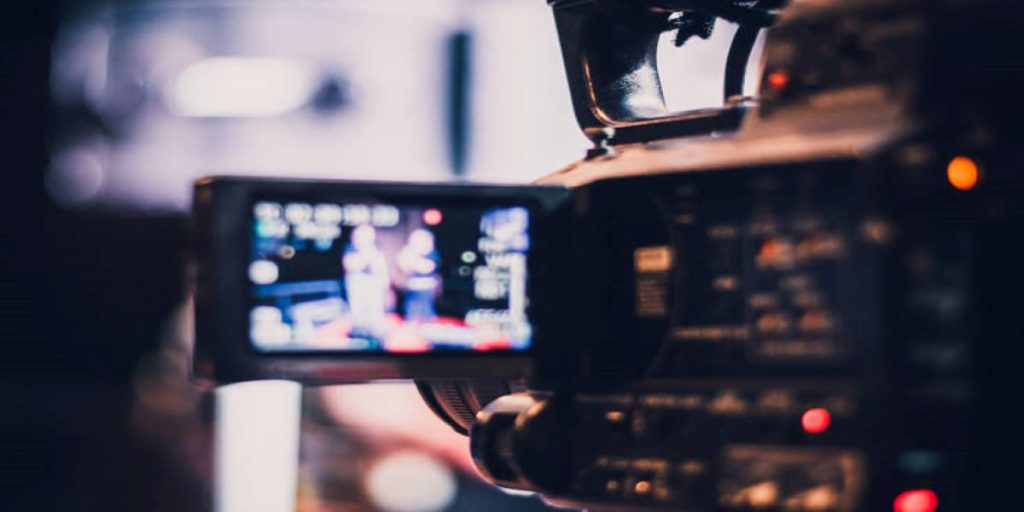 Κάτι ξέχασε…: Ρεπόρτερ βγήκε σε ζωντανή σύνδεση με τα εσώρουχα (βίντεο)