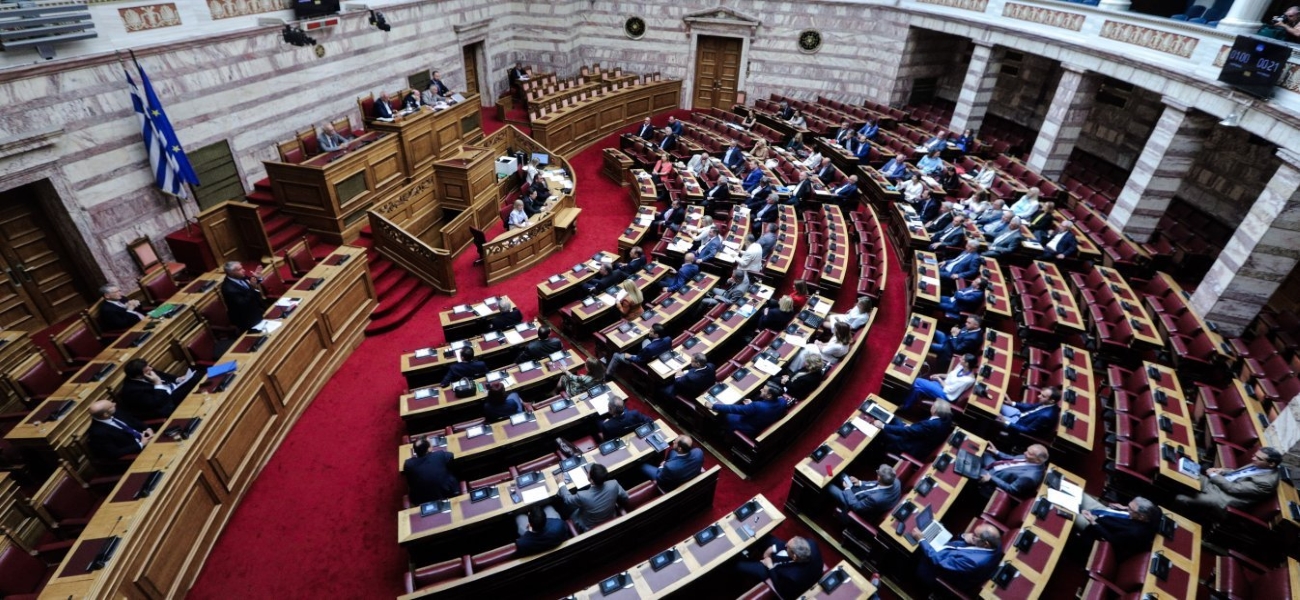 «Ηλεκτρονική» η βουλή: Εξοπλίστηκε με οθόνες τηλεδιάσκεψης – Δείτε τις φωτογραφίες