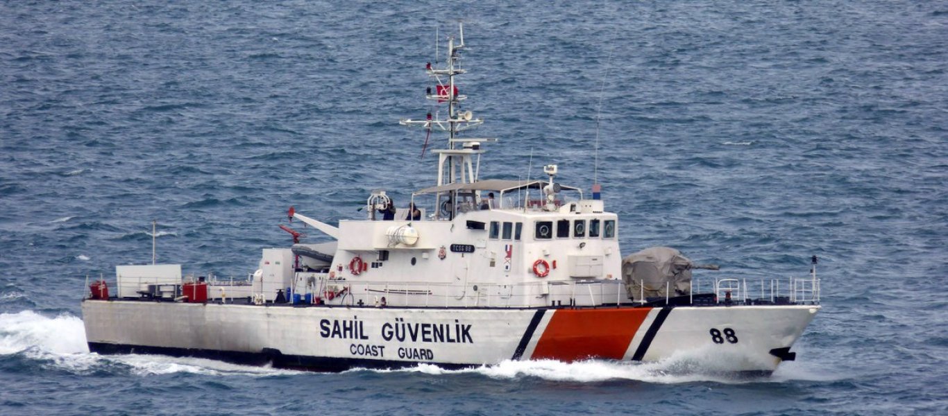 Η τουρκική Ακτοφυλακή «σπρώχνει» από το πρωί λέμβο με παράνομους μετανάστες στα ελληνικά ύδατα στην Λέσβο