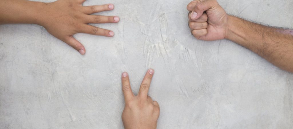 «Πέτρα, ψαλίδι, χαρτί»: Το κόλπο για να μην χάνεις ποτέ!