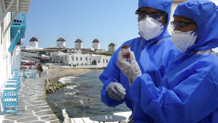 Όλοι μιλούν γι’ αυτό: Τι είναι το «πείραμα της Μυκόνου» για τον covid-19 που έφτασε ως τη Βουλή