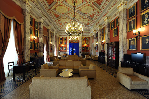 «Σούζα» στα μέτρα προστασίας οι βουλευτές της ΝΔ – Κρατάνε αποστάσεις μέχρι και στο εντευκτήριο (φωτο)