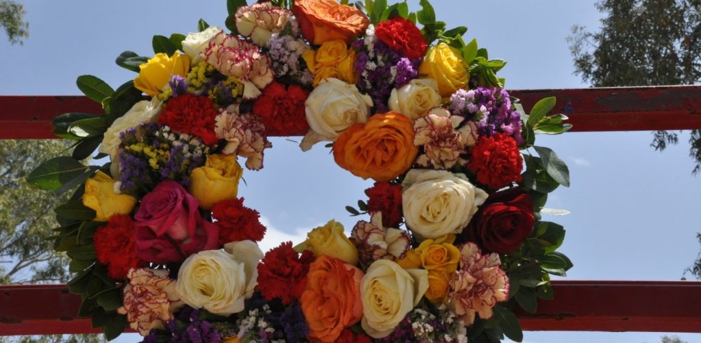 Εντυπωσιακό δημιούργημα στη Νέα Κίο: Έστησαν στεφάνι 2,5 μέτρων για την Πρωτομαγιά (φωτο)