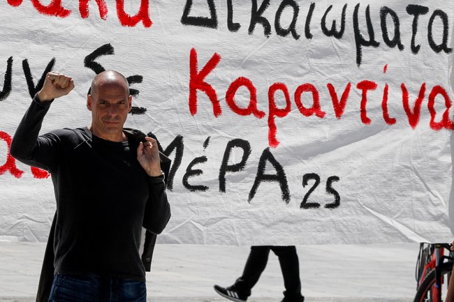 «Χαλαρός» ο Γ. Βαρουφάκης στο Σύνταγμα: Χωρίς μάσκα και το μπουφάν στον ώμο (φώτο)