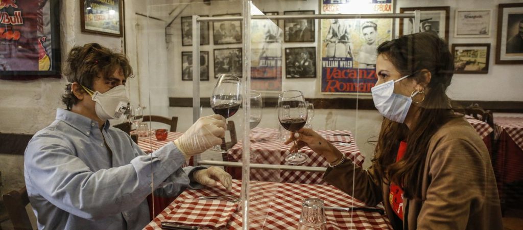 Παράνοια από Δευτέρα: Οικογένεια θα παίρνει 5 ταξί για να πάει στο ίδιο μέρος – Το κούρεμα θα το κάνει ο «Ψαλιδοχέρης»