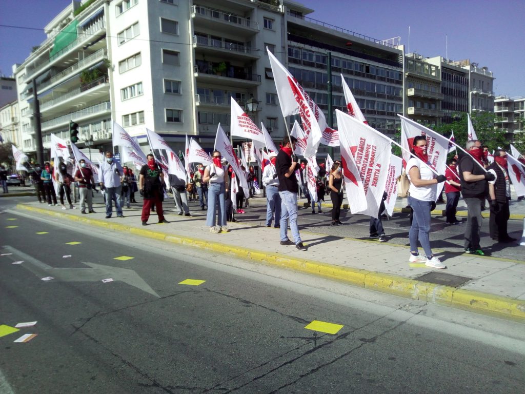 Γέμισε το Σύνταγμα… σημάδια: Διαδήλωση για την Πρωτομαγιά με… αποστάσεις (φώτο)