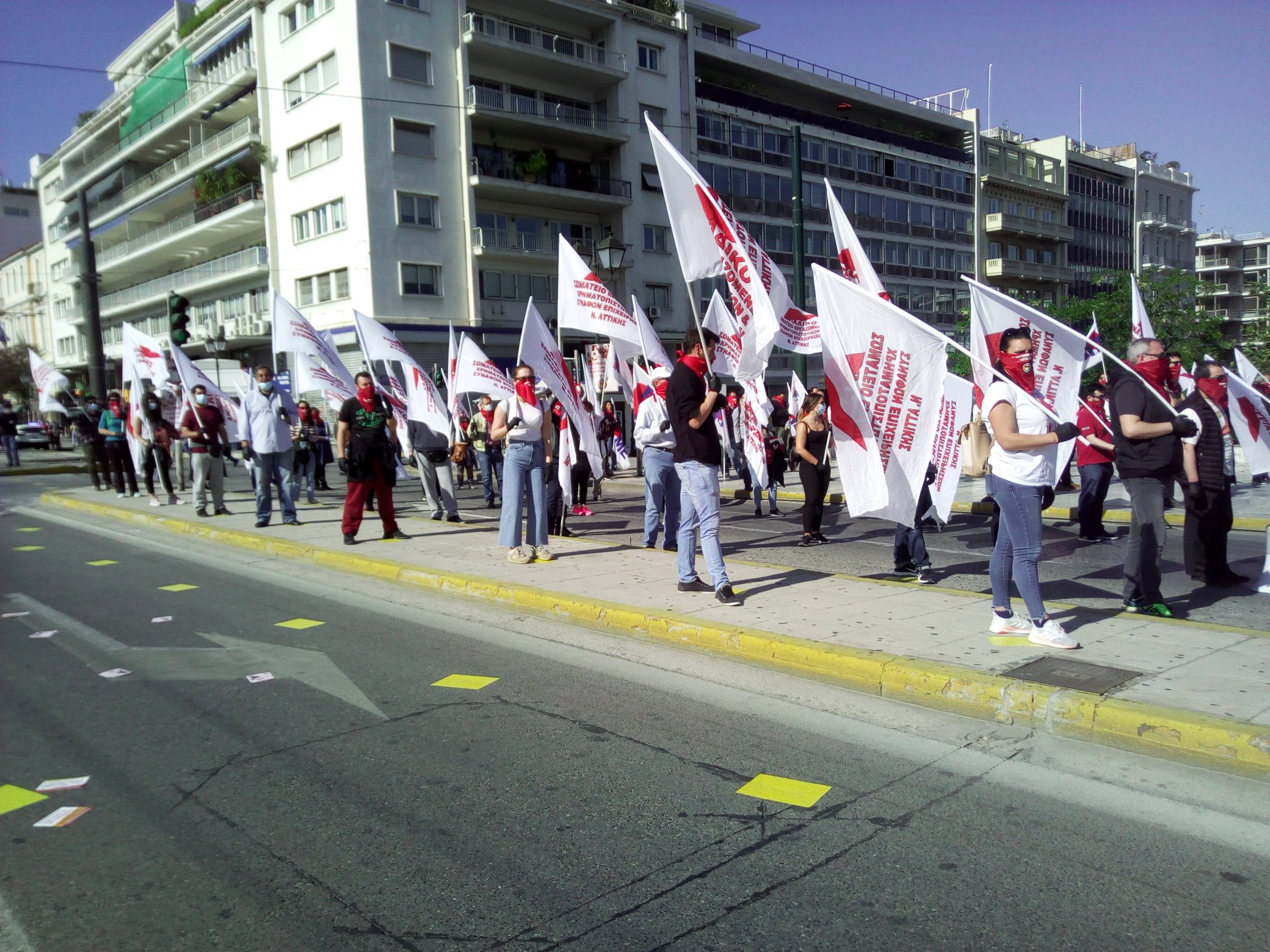 Γέμισε το Σύνταγμα… σημάδια: Διαδήλωση για την Πρωτομαγιά με… αποστάσεις (φώτο)